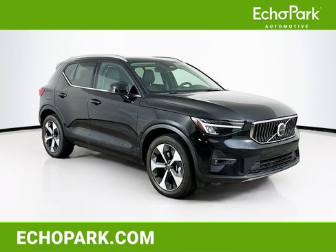 Used 2025 Volvo XC40 B5 Plus image 1