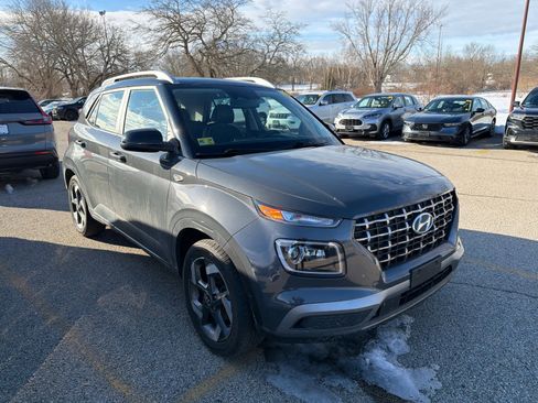 Used 2023 Hyundai Venue Limited image 4