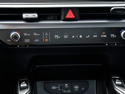 Certified 2025 Kia Sorento EX w/ EX Panoramic Sunroof Package image 27