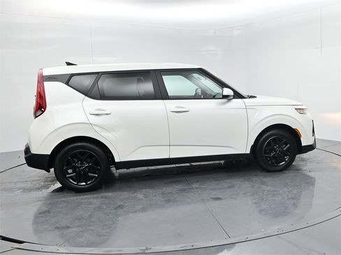 Certified 2022 Kia Soul LX w/ Technology Package image 8