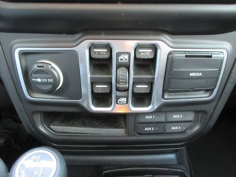 Used 2018 Jeep Wrangler Unlimited Sahara AWD/4WD image 30