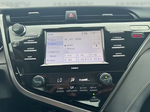 Used 2020 Toyota Camry SE FWD image 8