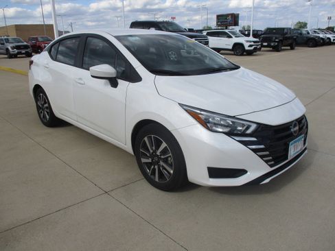 Used 2025 Nissan Versa SV FWD image 7