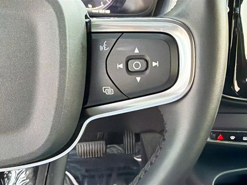Used 2022 Volvo XC40 T5 Momentum image 37