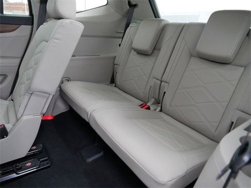 Certified 2025 Volkswagen Atlas SE image 17