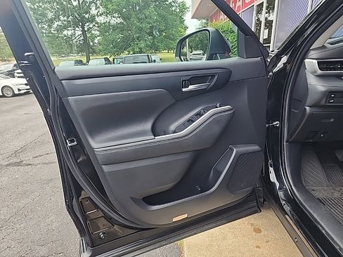 Used 2023 Toyota Highlander L image 34