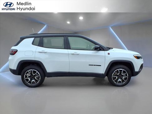 Used 2025 Jeep Compass Trailhawk w/ Trailhawk Elite Group image 22