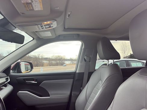 Used 2021 Toyota Highlander XLE image 24