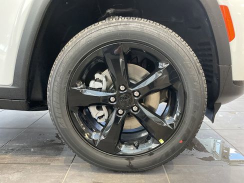 Certified 2025 Jeep Grand Cherokee L Altitude image 12