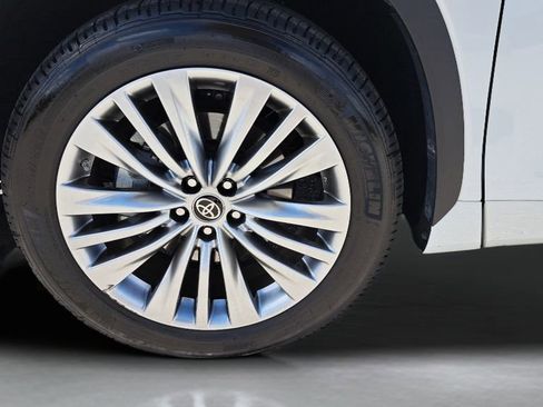 Used 2023 Toyota Highlander Platinum image 10