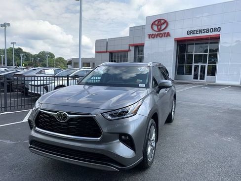 Certified 2026 Toyota Highlander Platinum AWD/4WD image 1