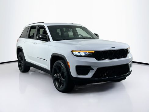 Used 2023 Jeep Grand Cherokee Altitude image 3