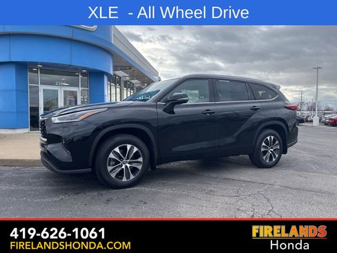 Used 2021 Toyota Highlander XLE AWD/4WD image 1