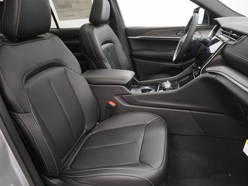 New 2025 Jeep Grand Cherokee Limited w/ Black Appearance Package image 34