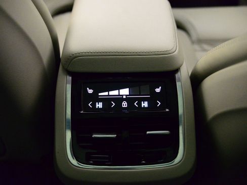 Used 2023 Volvo XC60 B5 Ultimate w/ Climate Package image 23