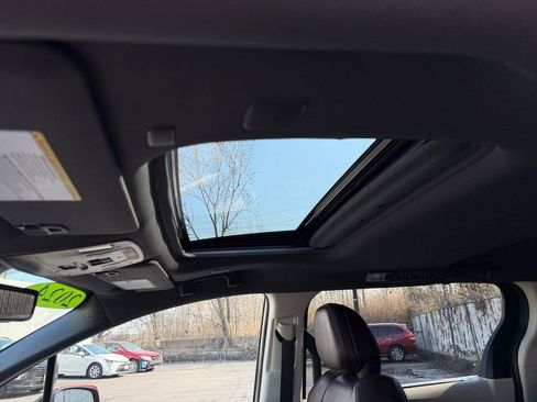 Used 2024 Toyota Sienna Platinum image 32