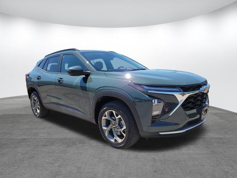 Used 2025 Chevrolet Trax LT FWD image 18