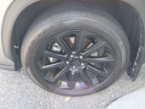 Used 2025 Toyota Highlander Platinum image 4