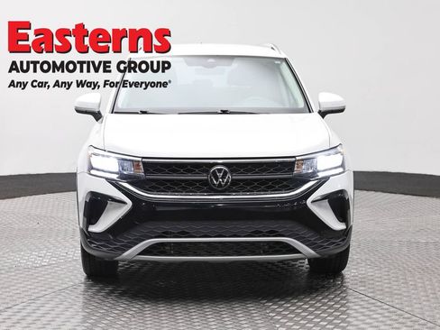 Used 2024 Volkswagen Taos SE FWD image 2