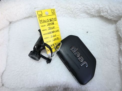 Used 2025 Jeep Wrangler Unlimited Sahara AWD/4WD image 21