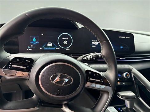 Used 2023 Hyundai Elantra Limited image 18