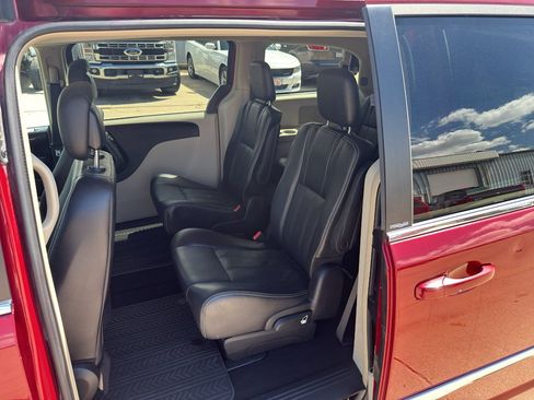 Used 2014 Chrysler Town & Country Touring FWD image 4