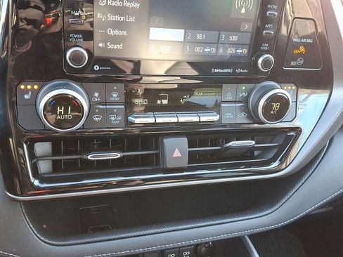 Used 2021 Toyota Highlander XLE image 25