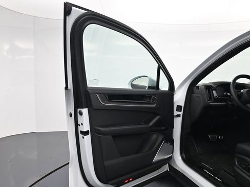 Certified 2025 Porsche Cayenne Turbo AWD/4WD image 16