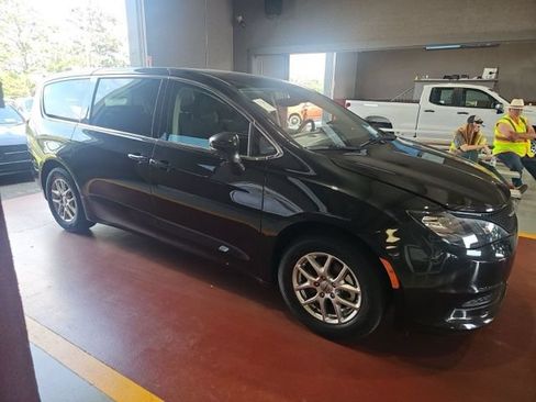Used 2023 Chrysler Voyager LX FWD image 3