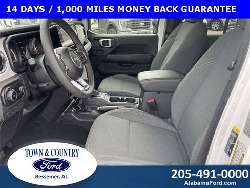 Used 2025 Jeep Wrangler Sahara image 15