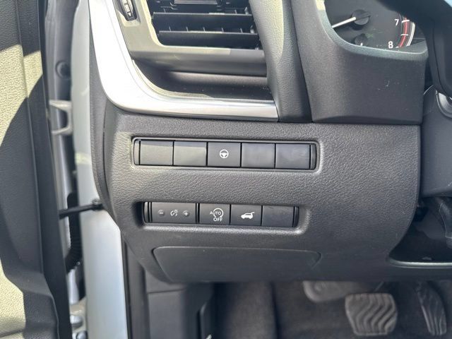 Used 2024 Nissan Rogue SV AWD/4WD image 16