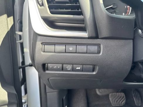 Used 2024 Nissan Rogue SV AWD/4WD image 16