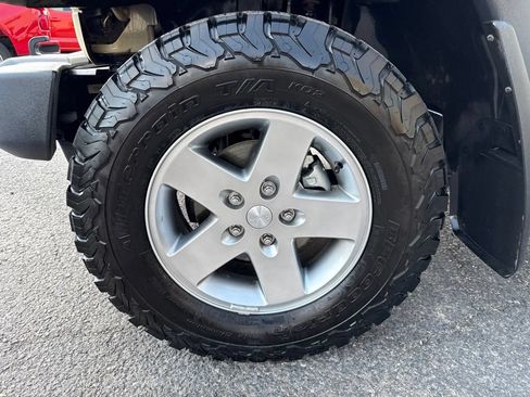 Used 2012 Jeep Wrangler Unlimited Rubicon w/ Connectivity Group AWD/4WD image 21