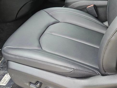 New 2026 Chrysler Pacifica Select image 4