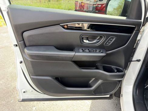Used 2025 Honda Pilot Touring image 13