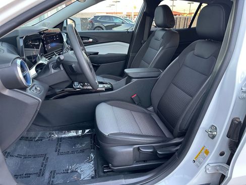 Used 2025 Chevrolet Trax LT image 34