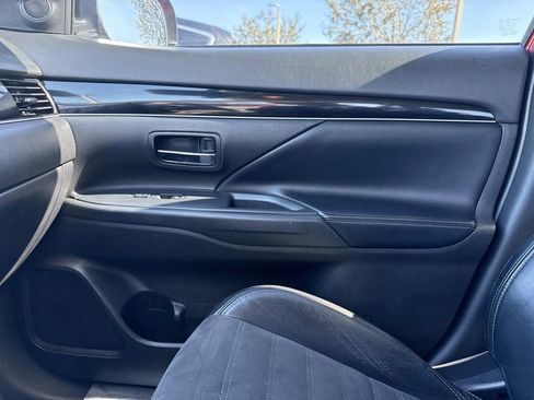 Used 2020 Mitsubishi Outlander SE image 27