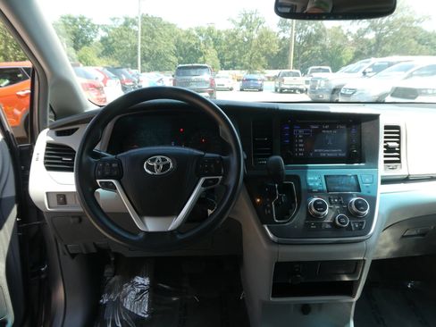 Used 2017 Toyota Sienna LE AWD/4WD image 13