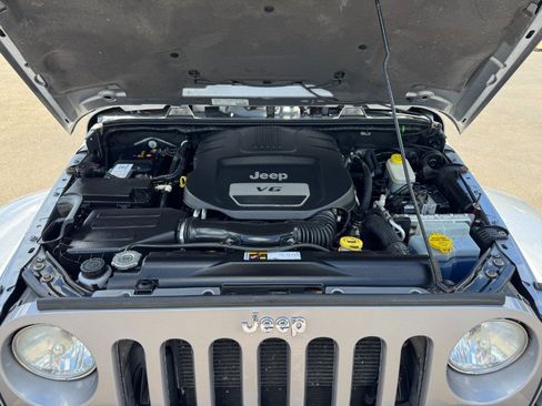Used 2014 Jeep Wrangler Unlimited Sahara w/ Connectivity Group AWD/4WD image 23