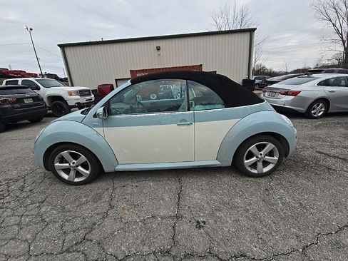 Used 2010 Volkswagen Beetle Convertible image 3