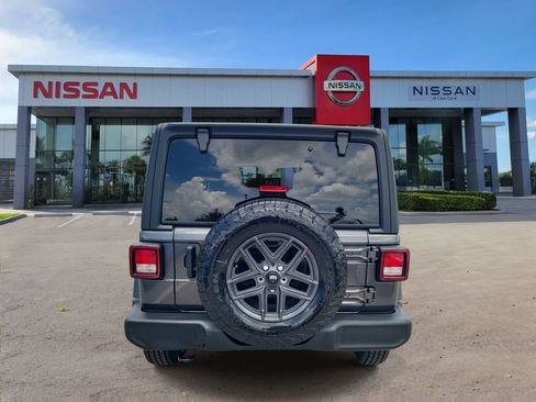 Used 2024 Jeep Wrangler Unlimited Sport AWD/4WD image 3