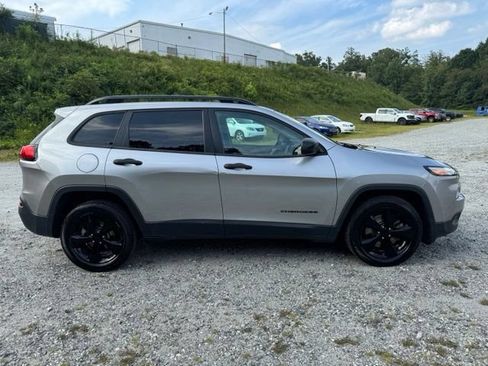 Used 2017 Jeep Cherokee Sport FWD image 11