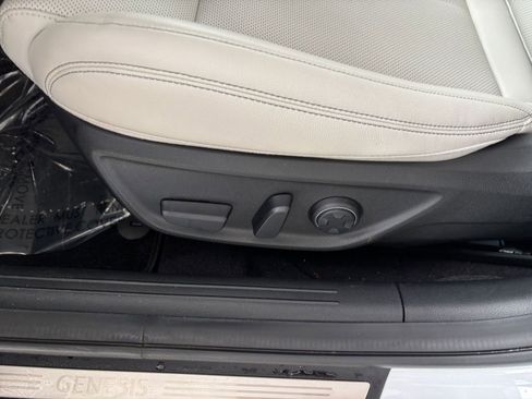 Used 2025 Genesis G70 2.5T image 24