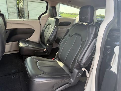 Used 2023 Chrysler Pacifica Touring-L FWD image 27