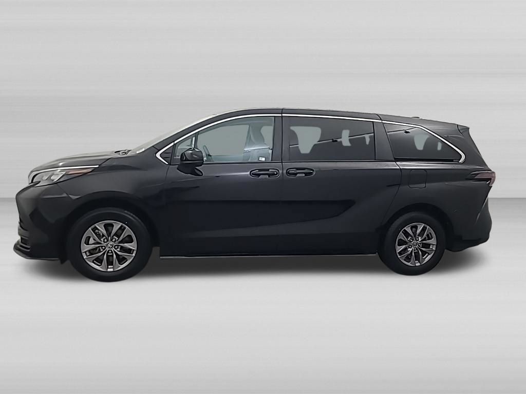 Used 2025 Toyota Sienna LE FWD image 8