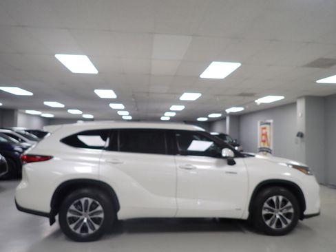 Used 2020 Toyota Highlander XLE image 19