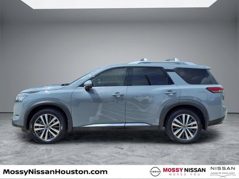 Used 2022 Nissan Pathfinder Platinum w/ Cargo Package FWD image 5
