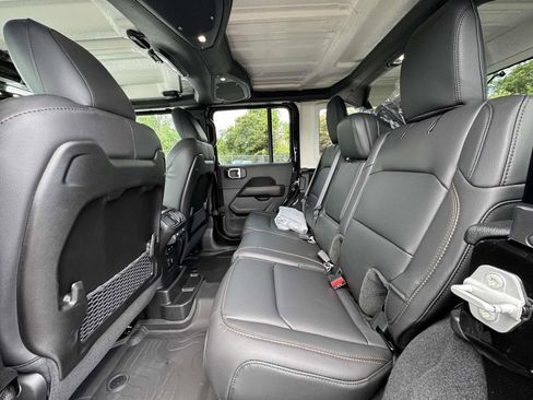 New 2025 Jeep Wrangler Unlimited Sahara w/ Technology Group AWD/4WD image 15
