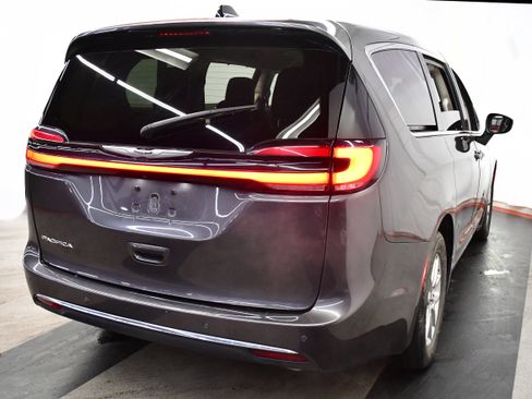 Used 2023 Chrysler Pacifica Touring-L image 13