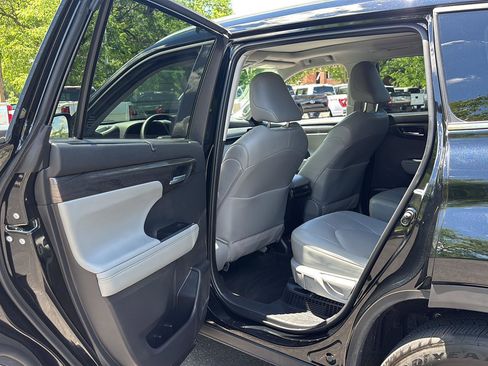 Used 2026 Toyota Highlander Platinum AWD/4WD image 23